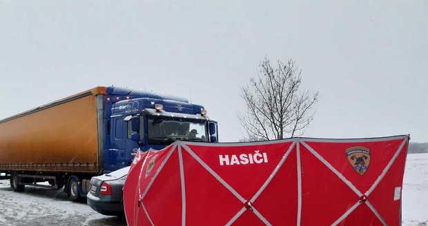 Ve Velenicích na Nymbursku se srazilo osobní auto s nákladním: Nehodu nepřežila jedna žena