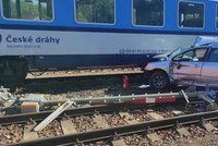 Hrůza na nádraží ve Velešíně: Vlak plný lidí narazil do automobilu, jeden mrtvý