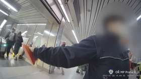 Opilý agresivní muž skopl bezdomovce ze schodů v metru.