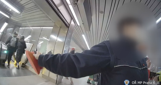 VIDEO: Opilec skopl bezdomovce ze schodů v metru! Nadával strážníkům a ničil vybavení v sanitce