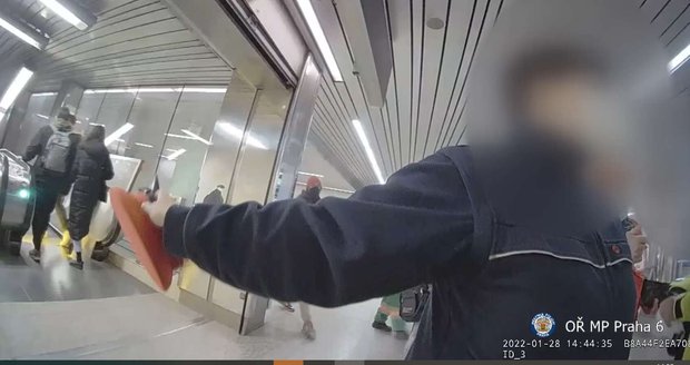 Opilý agresivní muž skopl bezdomovce ze schodů v metru.