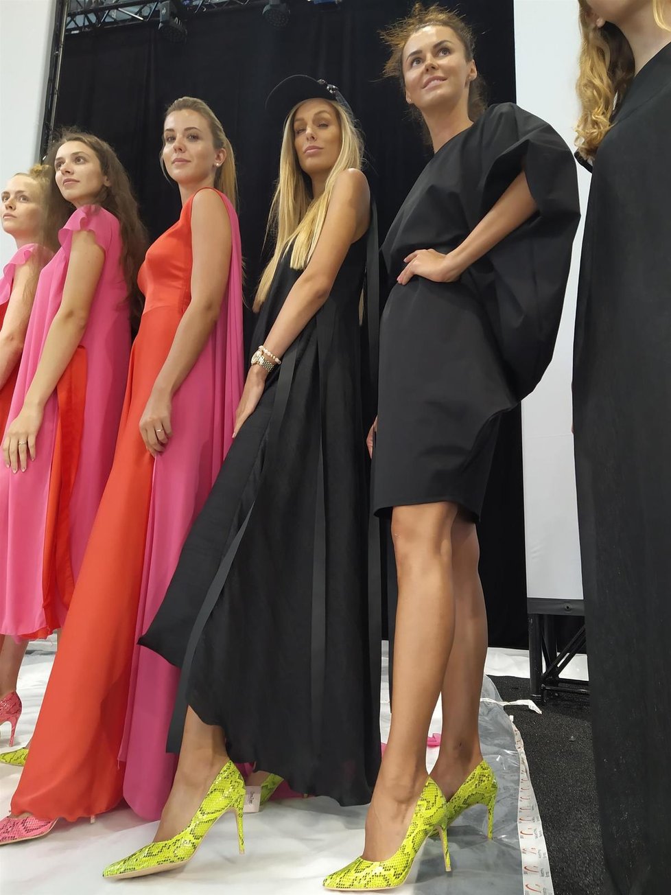 Modelky předvádějí „koronakolekci“ Lina Luďka Kellnera. Je inspirována silným vlivem temných myšlenek se světlým výhledem do budoucna