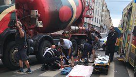 Ve Veletržní ulici srazilo nákladní auto chodkyni.