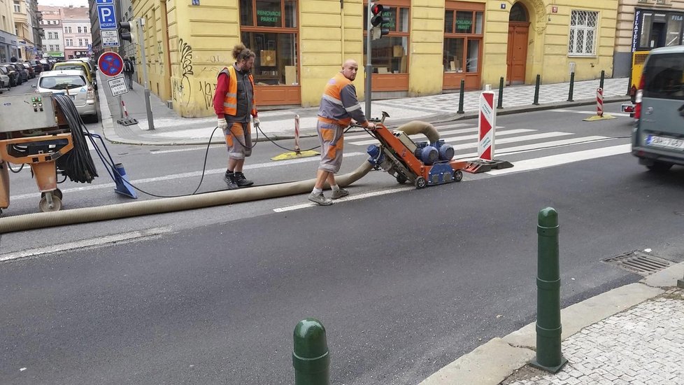 I po zásahu ale stopy po čárách zůstávají.