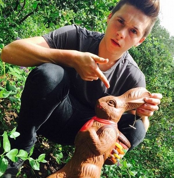 Velikonoční úlety celebrit: Brooklyn Beckham se zajícem