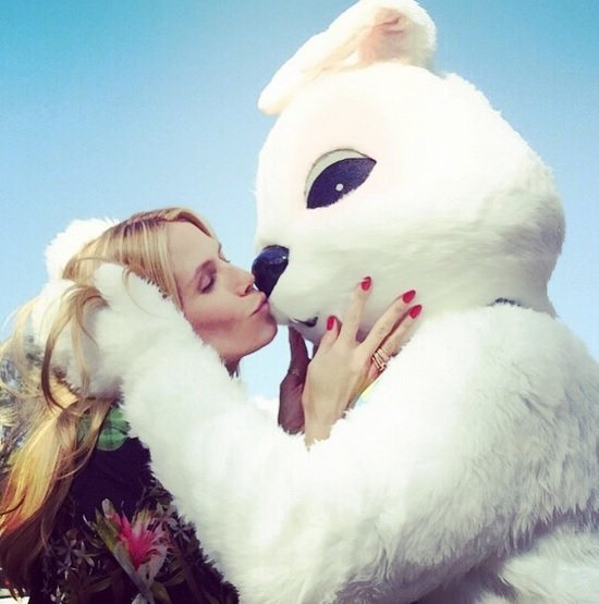 Velikonoční úlety celebrit: Heidi Klum líbá obřího zajíce.