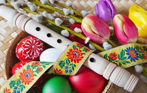 Velký velikonoční manuál: Jak obarvit vajíčka, uplést pomlázku a upéct beránka