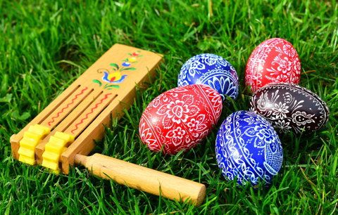 Velikonoční zvyky a tradice: Proč se na Velikonoce řehtá řehtačkami?