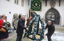 Do Chebu se vrátila německá tradice: Na náměstí již mají velikonoční korunu 