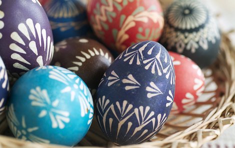 Obarvit velikonoční vejce můžete tím, co najdete doma ve spíži.