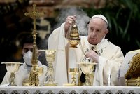 Papež František byl tři hodiny na sále a museli ho „řezat“. Dorazí po Slovensku i do Česka?