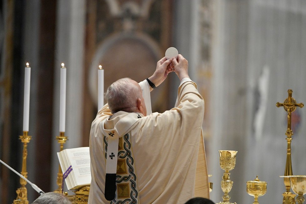 Papež František dnes sloužil velikonoční mši kvůli pandemii covidu-19 už druhý rok za sebou v omezeném režimu, uvnitř Svatopetrské baziliky.