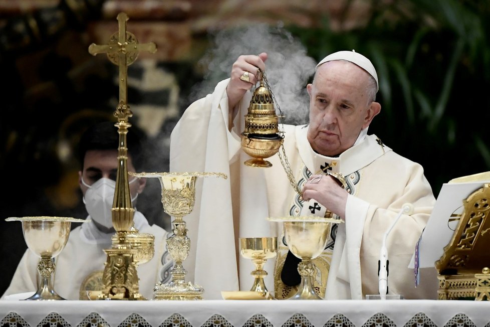 Papež František dnes sloužil velikonoční mši kvůli pandemii covidu-19 už druhý rok za sebou v omezeném režimu, uvnitř Svatopetrské baziliky.