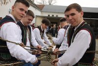 Folkloristé z Němčiček upletli obří korbáč: Koledovat s ním bude celý soubor