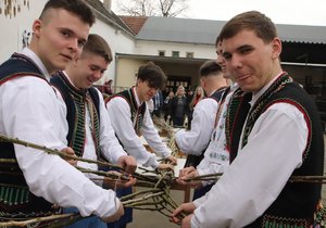 Folkloristé z Němčiček na Břeclavsku upletli v sobotu 30. března 2024 obří pomlázku, měří 15 metrů.
