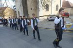 Patnáct metrů dlouhou pomlázku přenášeli při obchůzce v Němčičkách na svých ramenou mládenci z tanečního souboru Krúžek. Celkem s ní vyšlahali 20 místních žen a dívek.