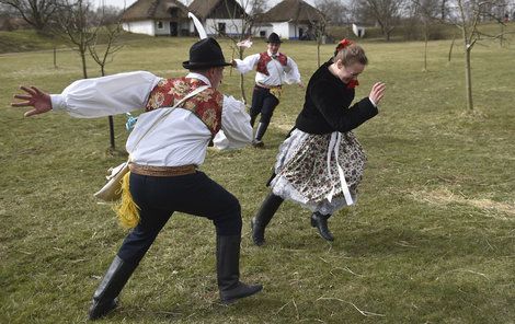 Takové hodování zahřeje, zkuste honit hbitou dívku po louce...