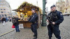 Policisté dohlížející na poklidný průběh velikonočních trhů v Praze