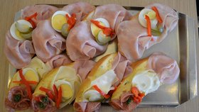 Moravské velikonoční hody doprovázejí také talíře s chlebíčky.