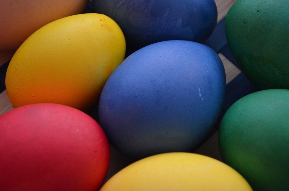 V Čechách se vejce většinou barví či namáčejí do cibulových slupek.