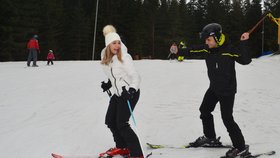 Pomlázku si nenechal ujít ani hasič Tomáš. Svou přítelkyni - učitelku Ivu vyšlehal přímo na sjezdovce v Malé Morávce