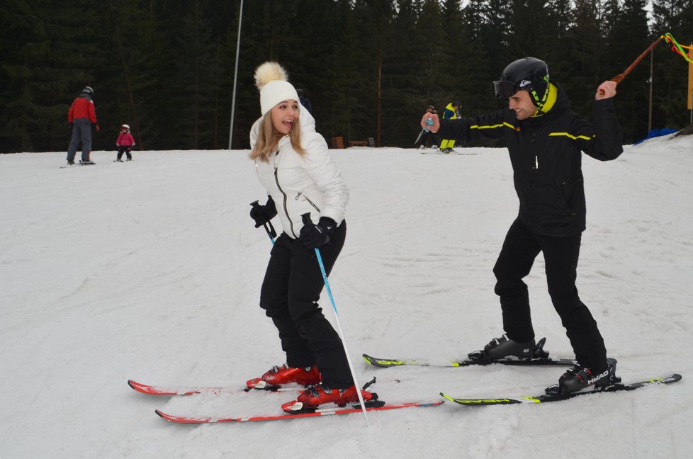 Pomlázku si nenechal ujít ani hasič Tomáš. Svou přítelkyni - učitelku Ivu vyšlehal přímo na sjezdovce v Malé Morávce