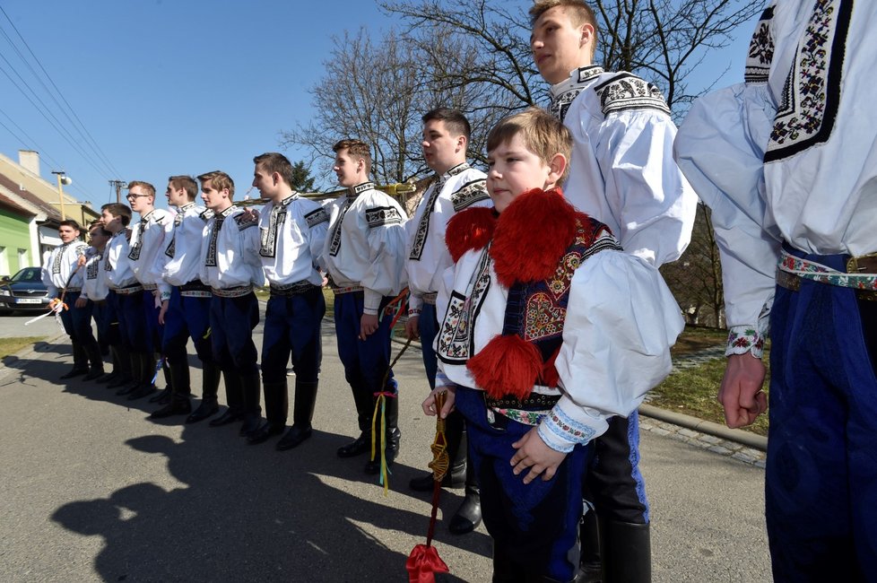 Chlapci z Vlčnova na Uherskohradišťsku, kteří letos pojedou Jízdu králů, obcházeli 2. dubna 2018 na Velikonoční pondělí s pomlázkou obec a vypláceli děvčata. Na snímku je desetiletý král Martin Darek Franta.