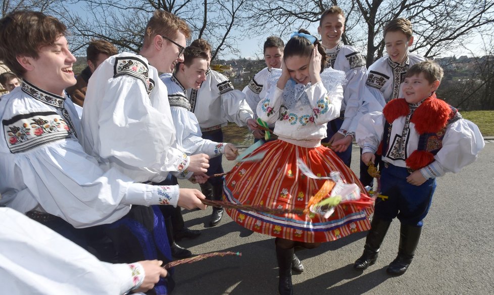 Chlapci z Vlčnova na Uherskohradišťsku, kteří letos pojedou Jízdu králů, obcházeli 2. dubna 2018 na Velikonoční pondělí s pomlázkou obec a vypláceli děvčata. Na snímku je desetiletý král Martin Darek Franta.