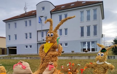 Velikonoční fantazie v Otnici: Centru vesničky dominuje třímetrový slámový zajíc