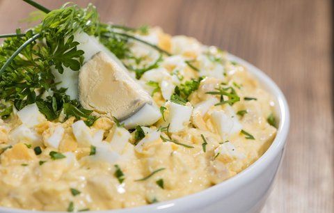 Nejlepší vaječný salát 3x jinak: Klasický, s bramborem i odlehčený bez majonézy