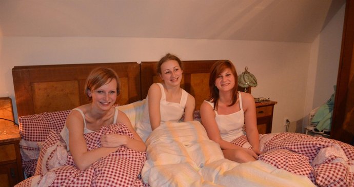 Zleva Iva, Lucka a Veronika se dohodly a vůbec poprvé čekaly na kluky všechny tři v jedné posteli.