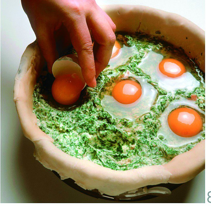 6. Vložte vejce opatrně do jamek