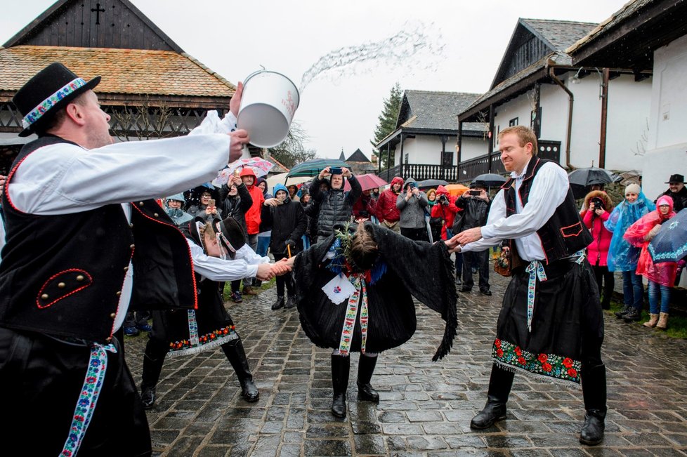 V Maďarsku mladí muži odění do lidových krojů polévali mladé ženy vodou.