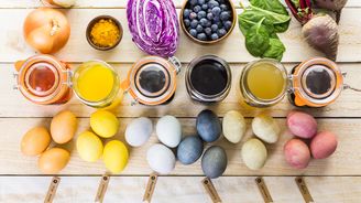 Barvení vajíček přírodně: Zkuste eko Velikonoce s cibulí, řepou, zelím nebo špenátem