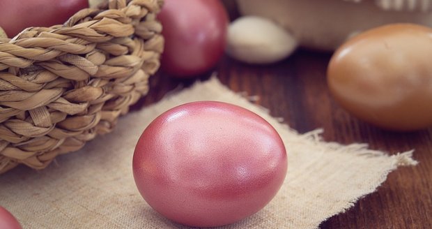 Skvěle vypadají vajíčka obarvená do pastelových odstínů s perletí.