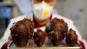 Ve Francii připravují cukráři koronavirová velikonoční vajíčka