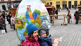 Barevné brněnské Velikonoce: Mléčná duha, pohřbívání smrtky i obří kraslice