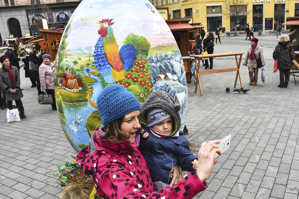 Kraslice je vysoká dva metry a široká metr a půl a je pomalovaná odolnými akrylovými barvami ve stylu tzv. naivního malířství. 