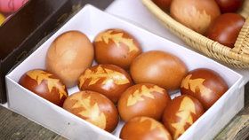 Jak obarvit vajíčka bez chemie: Pomocí cibule, zelí nebo špenátu