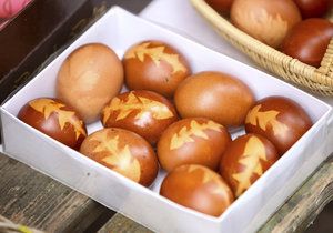 Barvení vajíček v cibulových slupkách: Potřebujete jen silonky, lístky a cibuli