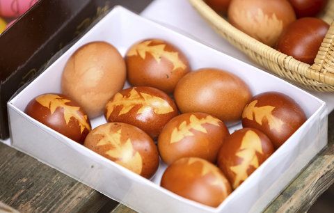 Barvení vajíček v cibulových slupkách: Potřebujete jen silonky, lístky a cibuli