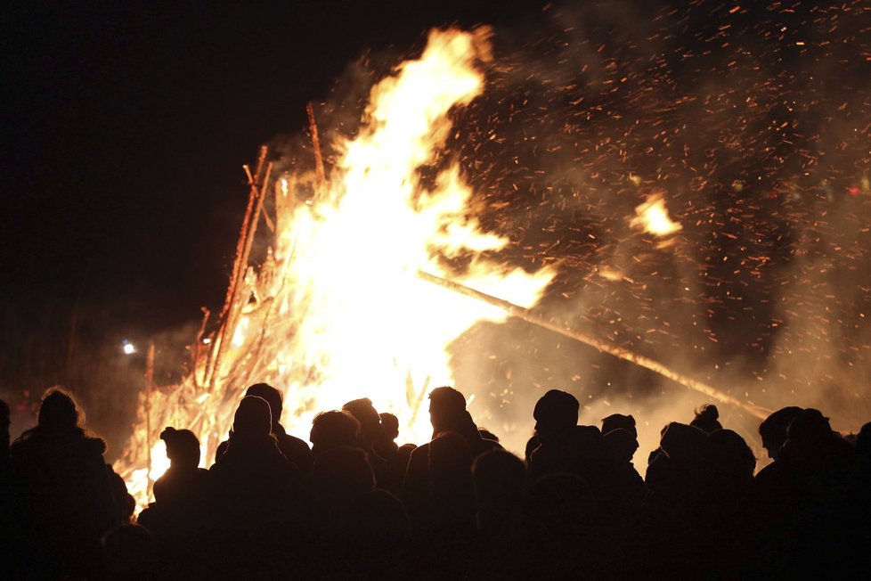 V Německu sledovaly v noci tisíce lidí tradiční velikonoční oheň u Labe v Hamburku.