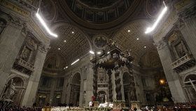 Papež sloužil noční mši v bazilice sv. Petra ve Vatikánu.