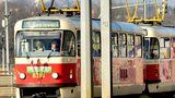 Velikonoční tramvaj zdobí pomlázky i vajíčka. Cestující se s ní povezou na lince 1