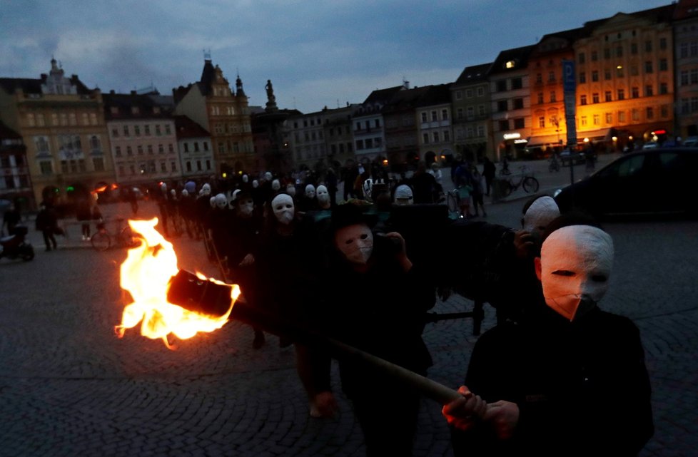 Velikonoce v Českých Budějovicích: Příprava na procesí s křížem a řehtačkami (1. 4. 2021)