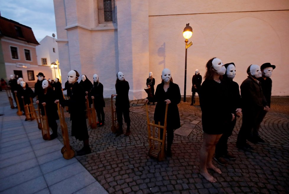 Velikonoce v Českých Budějovicích: Příprava na procesí s křížem a řehtačkami (1. 4. 2021)