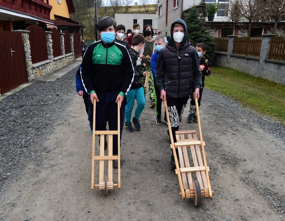 Velikonoce v Česku: Průvod s řehtačkami, které oznamují čas místo zvonů, které odletěly do Říma (2. 4. 2021).