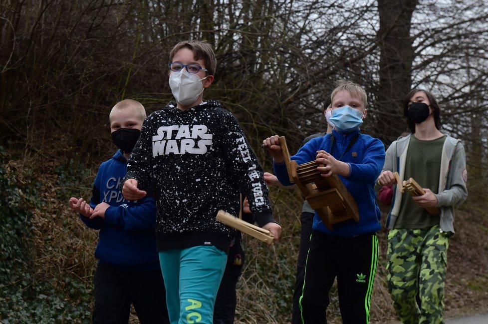 Velikonoce v Česku: Průvod s řehtačkami, které oznamují čas místo zvonů, které odletěly do Říma (2. 4. 2021).