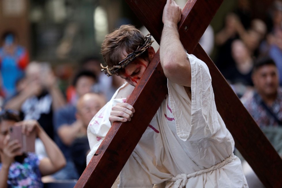 Velikonoce v Austrálii: Inscenovaná cesta Ježíše s křížem