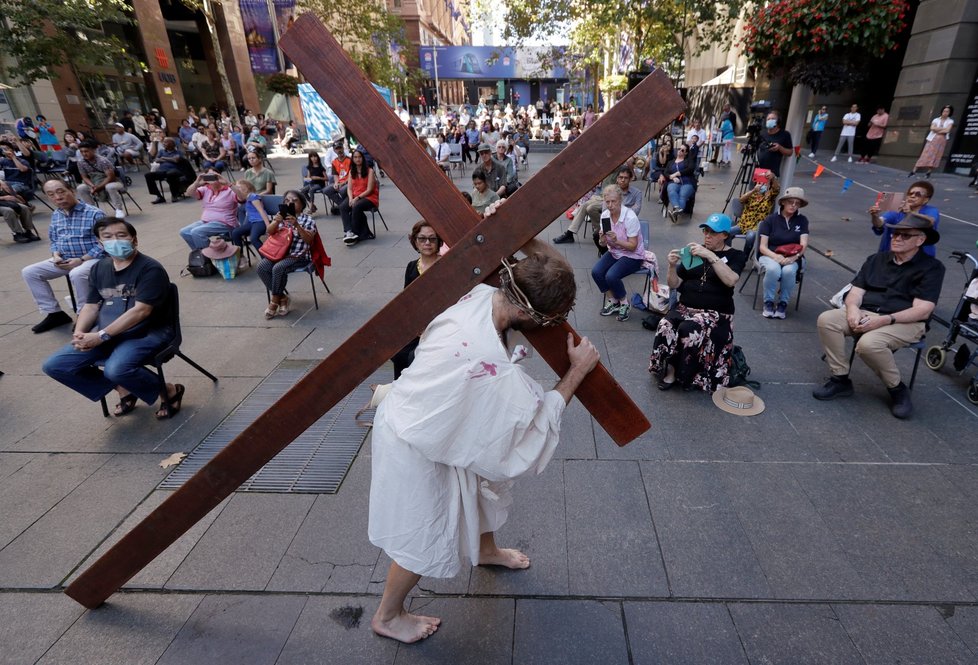 Velikonoce v Austrálii: Inscenovaná cesta Ježíše s křížem